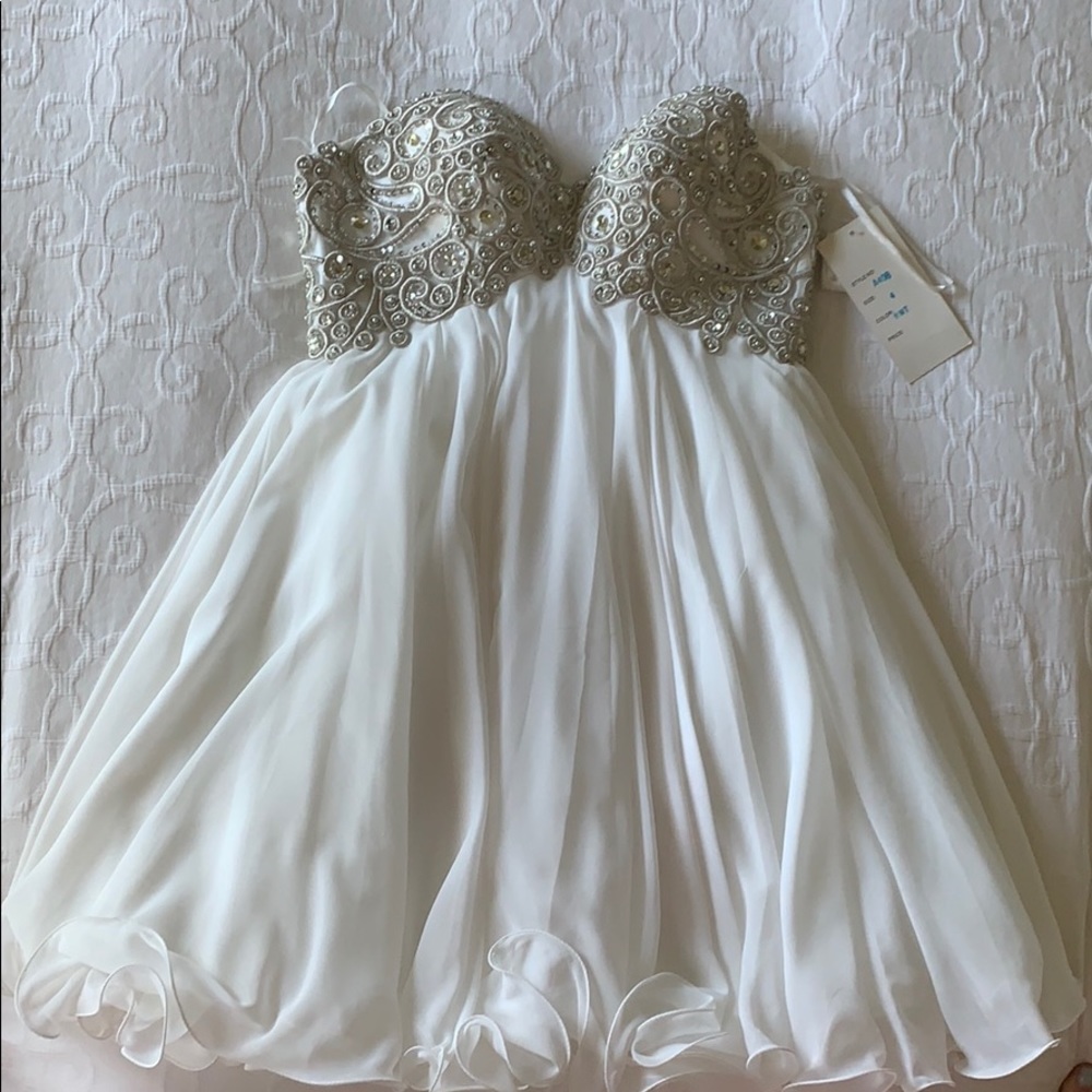 Boutique NEVER WORN NEW gorgeous homecoming dress!